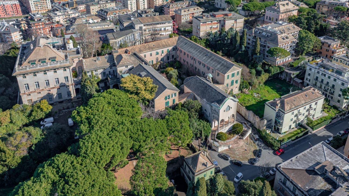 Veduta aerea del complesso monumentale di via Byron a Genova, con il corpo
                principale del monastero e il parco alberato.