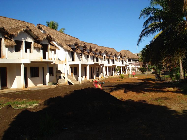 Ricostruzione dell'hotel «Marlin Club»: nove bungalow a tre camere, ristorante, piscina, reception, uffici e alloggi per il personale. Esecutivi strutturali in calcestruzzo armato ed esecutivi di montaggio delle coperture lignee, Nosy Be.