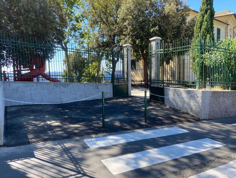 Scuola dell'infanzia «Villa Dufour» e scuola elementare statale «Camillo Sbarbaro»: progetto del nuovo accesso al parco della villa, soggetta a vincolo della Soprintendenza, e abbattimento delle barriere architettoniche nei giardini pubblici, via Bordone.